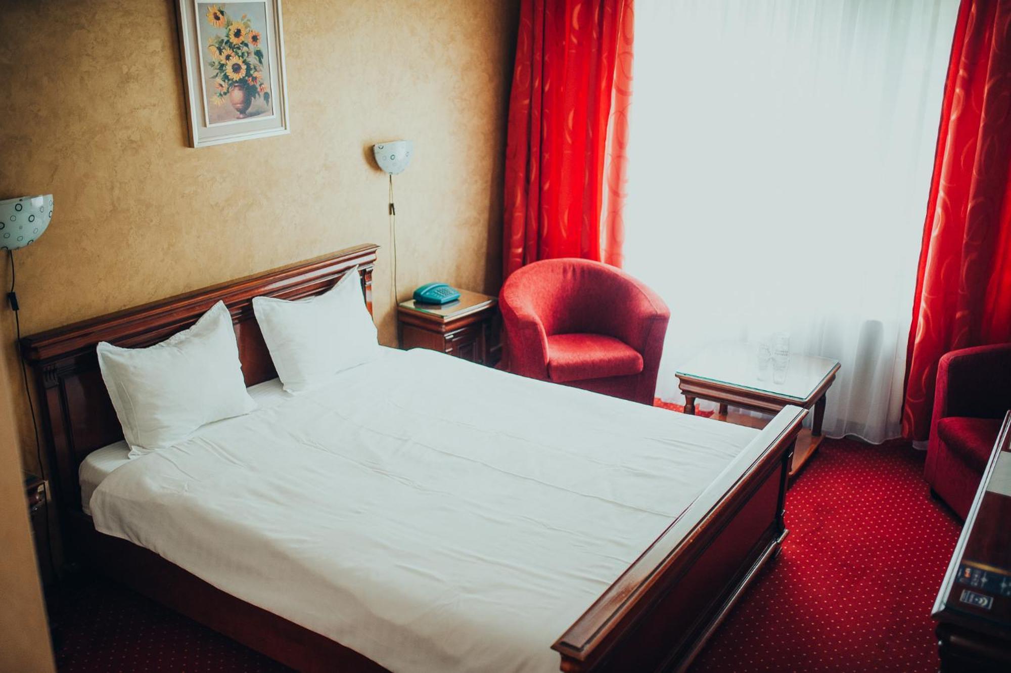 Hotel Bavaria クラヨーヴァ エクステリア 写真