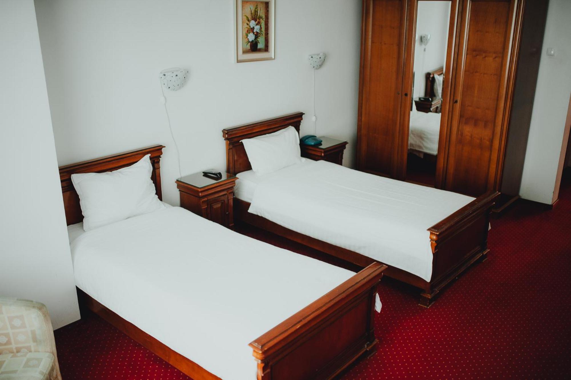 Hotel Bavaria クラヨーヴァ エクステリア 写真