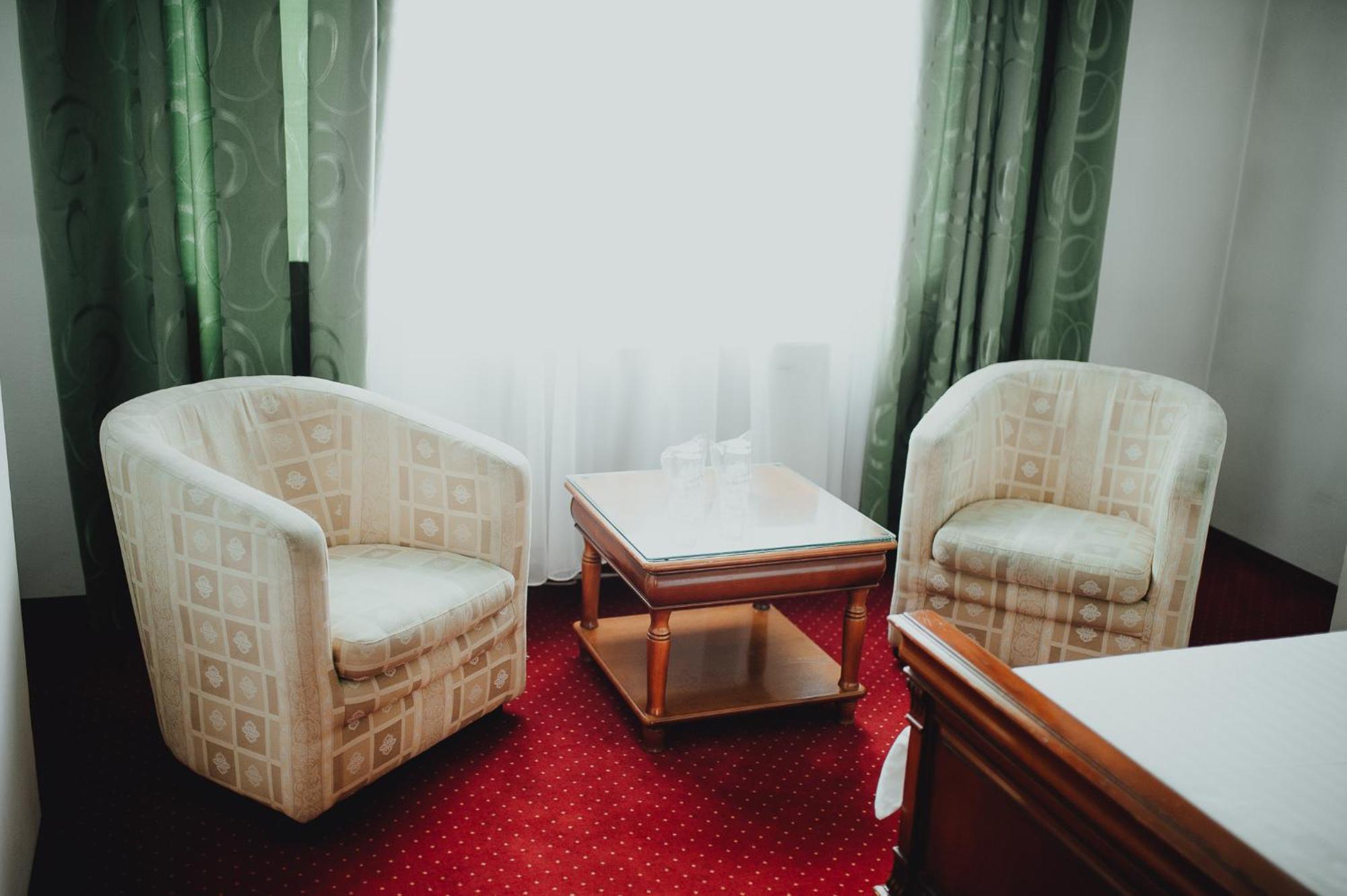 Hotel Bavaria クラヨーヴァ エクステリア 写真