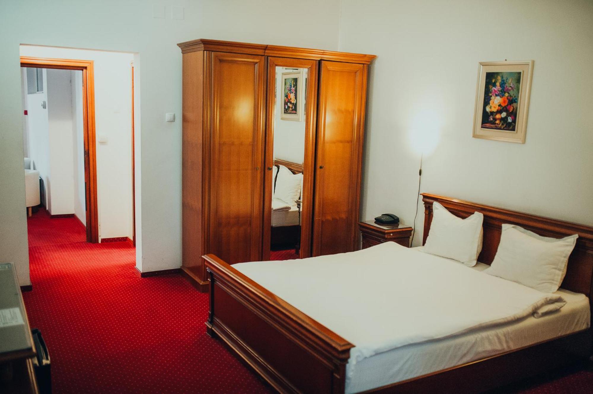 Hotel Bavaria クラヨーヴァ エクステリア 写真
