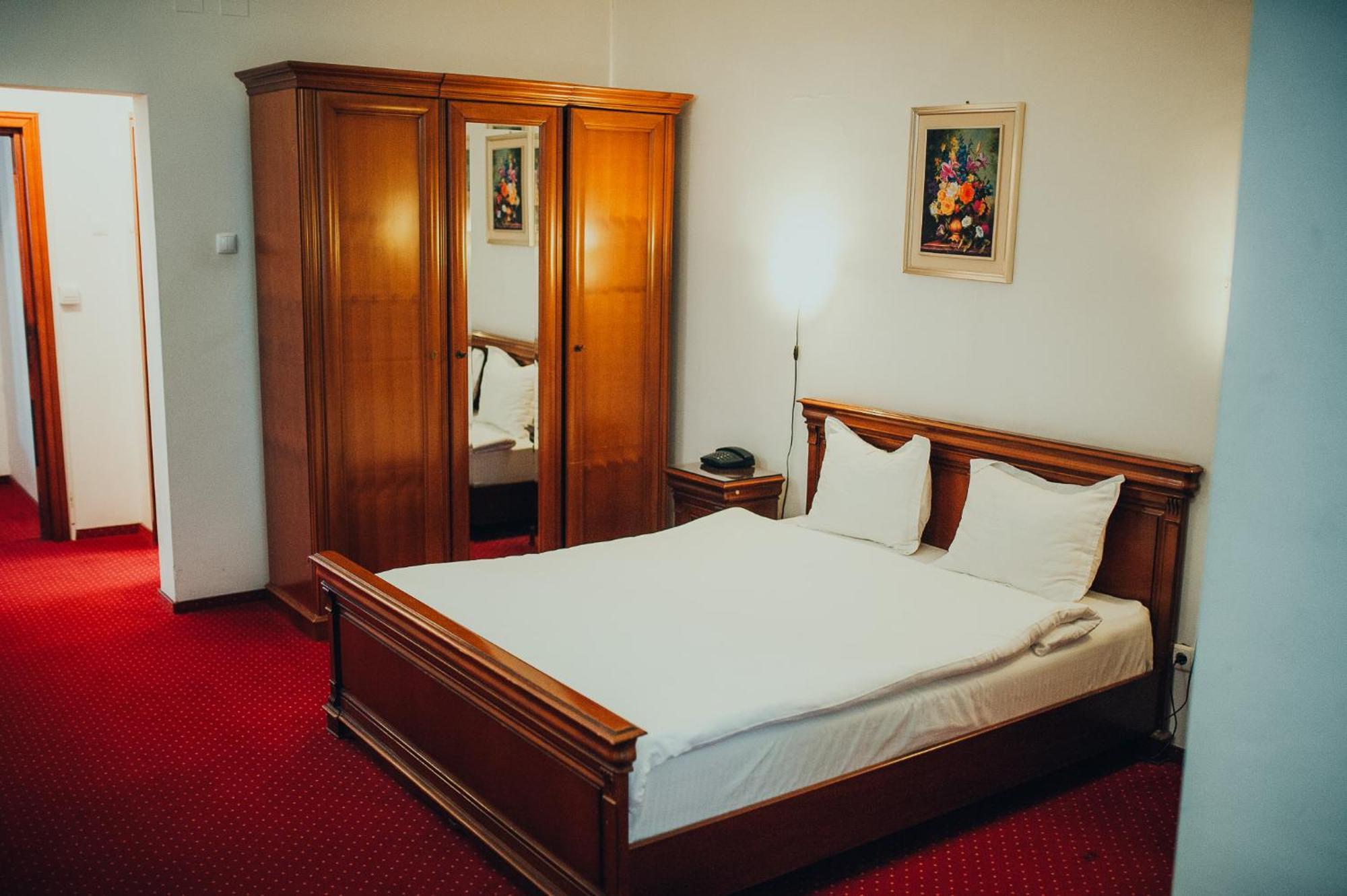 Hotel Bavaria クラヨーヴァ エクステリア 写真