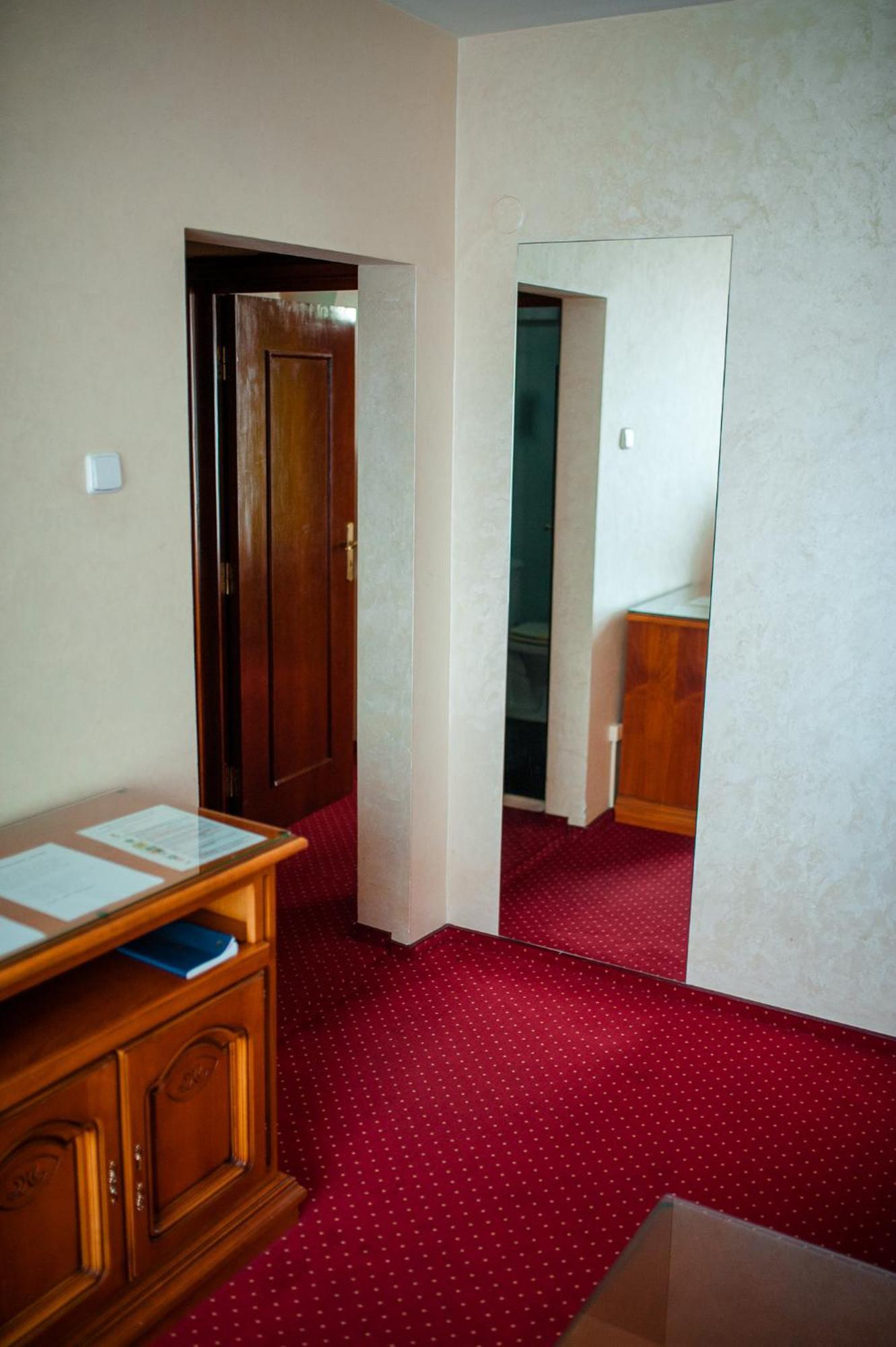 Hotel Bavaria クラヨーヴァ エクステリア 写真