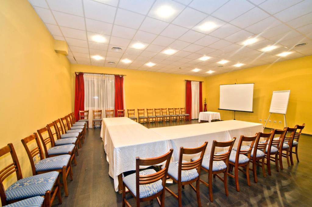 Hotel Bavaria クラヨーヴァ エクステリア 写真