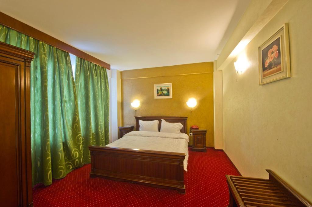 Hotel Bavaria クラヨーヴァ エクステリア 写真