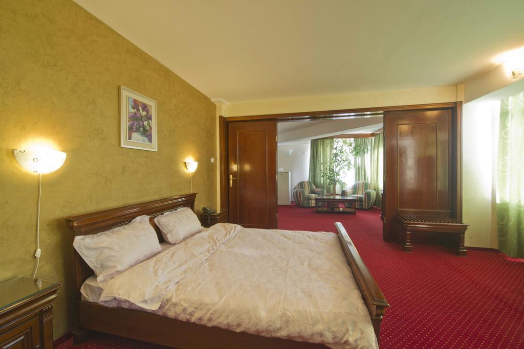 Hotel Bavaria クラヨーヴァ エクステリア 写真